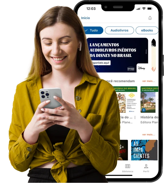 uma jovem sorrindo enquanto mexe no celular, enquanto o mockup do aplicativo tocalivros aparece de fundo