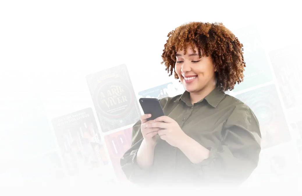 foto de uma mulher sorrindo enquanto olha para o celular dela, de fundo tem um carrousel de livros