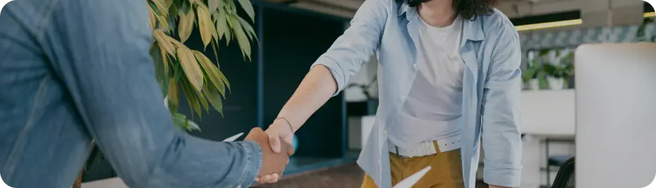 2 pessoas apertando a mão, handshake